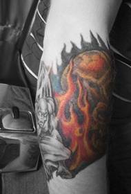 Patrón de tatuaje de brazo de fuego y brazo de color monstruo