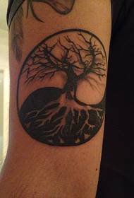 Arm sort og hvidt træ tatoveringsmønster
