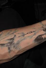 Farkas mosoly reális stílusú kar tetoválás minta