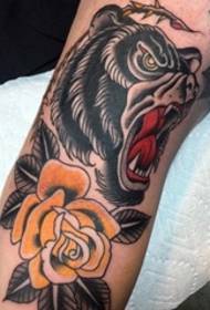 Tradycyjny czarny niedźwiedź i tatuaż żółtej róży na ramieniu