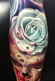 Sievietes rokas krāsa ar lielu rožu tetovējumu