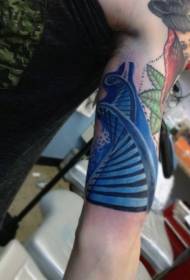 Držite zastrašujuće obojeni uzorak tetovaže DNK stepenica