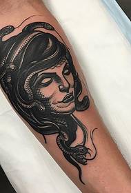 Modello di tatuaggio Medusa serpente europeo e americano a braccio piccolo