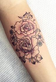 Mažos rankos Europos ir Amerikos spalvų dygliuotų rožių tatuiruotės modelis