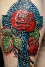 un bell tatuatge de rosa de creu al braç
