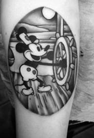 Oulike Mickey patroon tattoo in die ellips op die arm