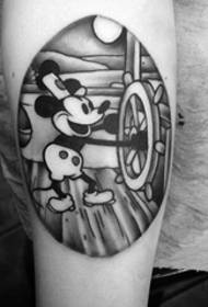 Tatwaġġ ħelu tal-mudell Mickey fl-elissi fuq id-driegħ