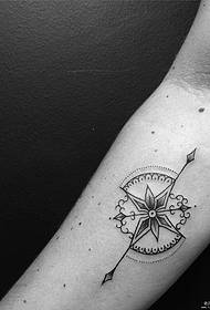 Pequeño brazo brújula flor de vainilla línea simple tatuaje patrón
