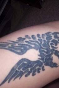 Patrón de tatuaje de fénix negro en el brazo