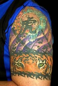 Besoaren kolore tigrearen testuaren tatuaje argazkia