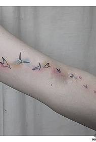 Braccia di un gruppo di uccelli volanti semplice piccolo modello di tatuaggio inchiostro dipinto fresco