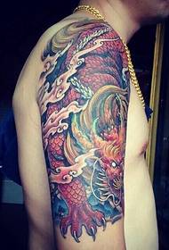 腕にハンサムなドラゴンのタトゥー