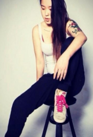 Female photographer creating a big arm floral tattoo pattern