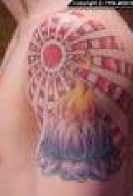 Плечевой лотос с татуировкой цвета солнца
