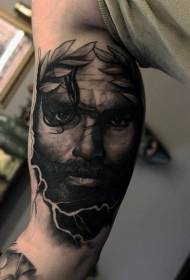 Ogromen črn moški portret z vzorcem rastlinskih tatoo