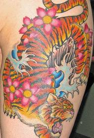 Pola tato macan lan kembang tato