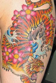 Tigre color braccio e fantasia floreale