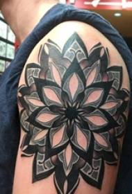 Tatuaje de brazo en tatuaje de mandala de tatuaje de punto de estilo gris en branco e negro