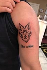 Knap geometriese styl wolfkop tatoeëermerk op die groot arm