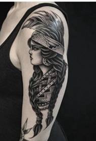 Imagen de tatuaje de retrato de personaje de tatuaje de picadura en blanco y negro en el brazo