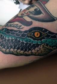 Arm old school värillinen pieni krokotiilin pään tatuointikuvio