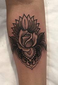 Arm Brahma Rose черно сива точка татуировка модел
