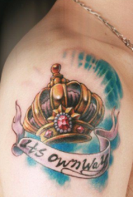 男の子の腕のトレンドの格好良い王冠の手紙のタトゥーの写真