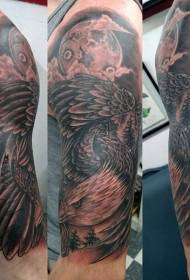 Shqiponja e zezë mbresëlënëse me modelin e tatuazheve të krahut të hënës