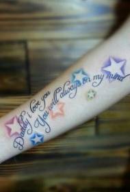 Ngjyrosja e yjeve dhe modeli i tatuazhit me alfabetin anglez në krah