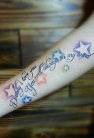 Kolorye zetwal ak modèl tatoo angle alfabè sou bra an