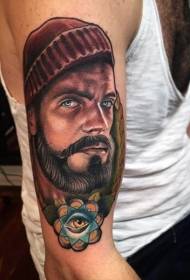Veľmi realistický farebný vzor na tetovanie na ramene portrét námorníka