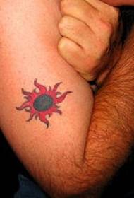 팔 검정과 빨강 태양 문신 패턴