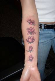 Pola tattoo dicét Lotus dina tahap anu béda tina panangan