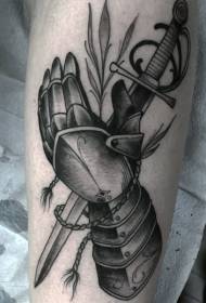Czarno-biały średniowieczny wzór tatuażu dłoni i ramienia miecza