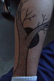 Kol siyah gri büyük ağaç dövme deseni