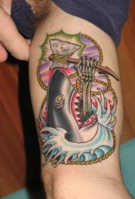 Modello di tatuaggio con braccio dipinto di picchetto e ascia di squalo