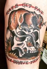 Arm tatuointi ja hiiren tatuointi tatuointi käsivarren