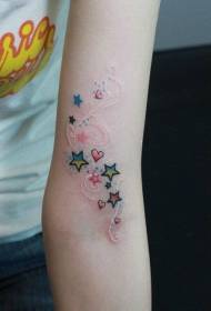 Piękne ramiona kobiety o ładnym kształcie serca i pięcioramiennym wzorze tatuażu gwiazdy