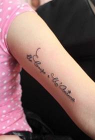Kızın kolu, iyi görünümlü İngilizce kelime dövme deseni