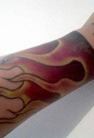 手臂上有兩層火焰和星星紋身