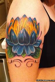 Bela eleganta lotuso tatuaje sur la brako