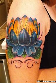 Bellissimo tatuaggio elegante di loto sul braccio