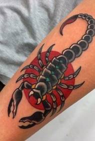 Ienfâldich mei de hân lutsen kleurich tatueringspatroon fan skorpioenarm
