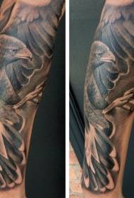 Padrão de tatuagem de braço de águia preto e branco realista e requintado