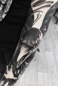 Braccio modello tatuaggio corvo nero grigio stile europeo e americano