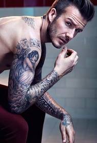 Niet oude knappe kerel ster David Beckham arm engel tattoo