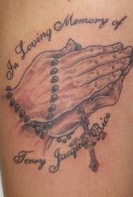 祈りの手とロザリオアームのタトゥーパターン