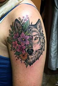 Patrón de tatuaje pintado de flor de cabeza de lobo europeo y americano de brazo grande
