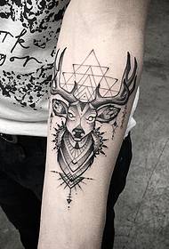 Motif géométrique de tatouage tête de cerf de bras