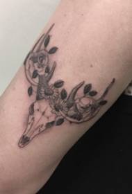 Juodos ir baltos tatuiruotės ant rankos tatuiruotės technika augalų tatuiruotės medžiaga gėlių tatuiruotės kaulo briedžio tatuiruotės paveikslėlis